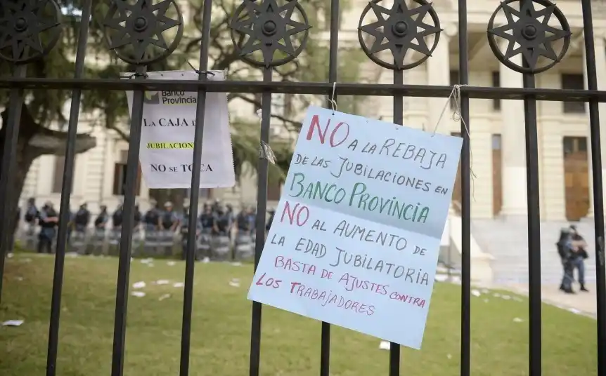 Ajuste en la economía: Trabajadores del Bapro marchan a La Plata contra la reforma previsional