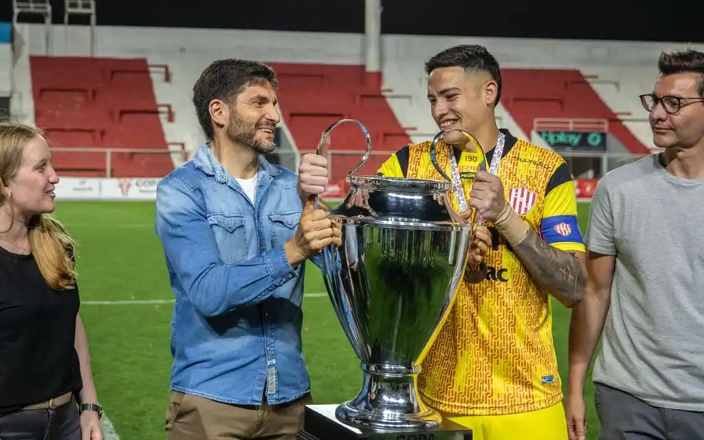 Pullaro entrega el trofeo al capitán del equipo ganador