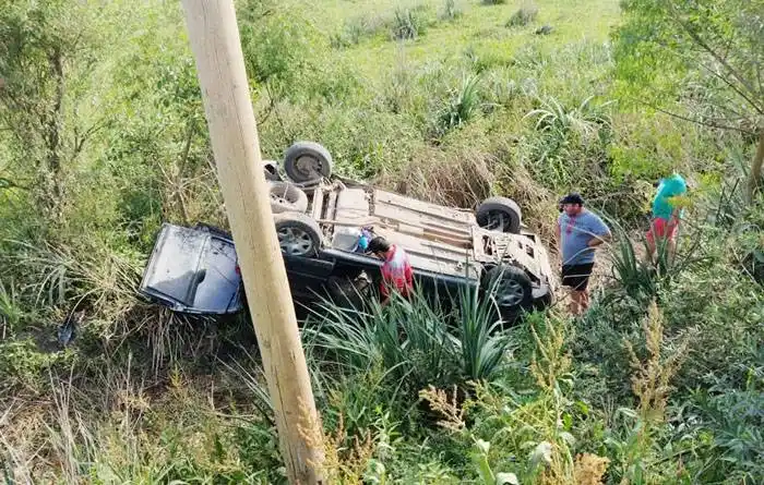 Rescate de Bomberos tras un vuelco en Ruta 12