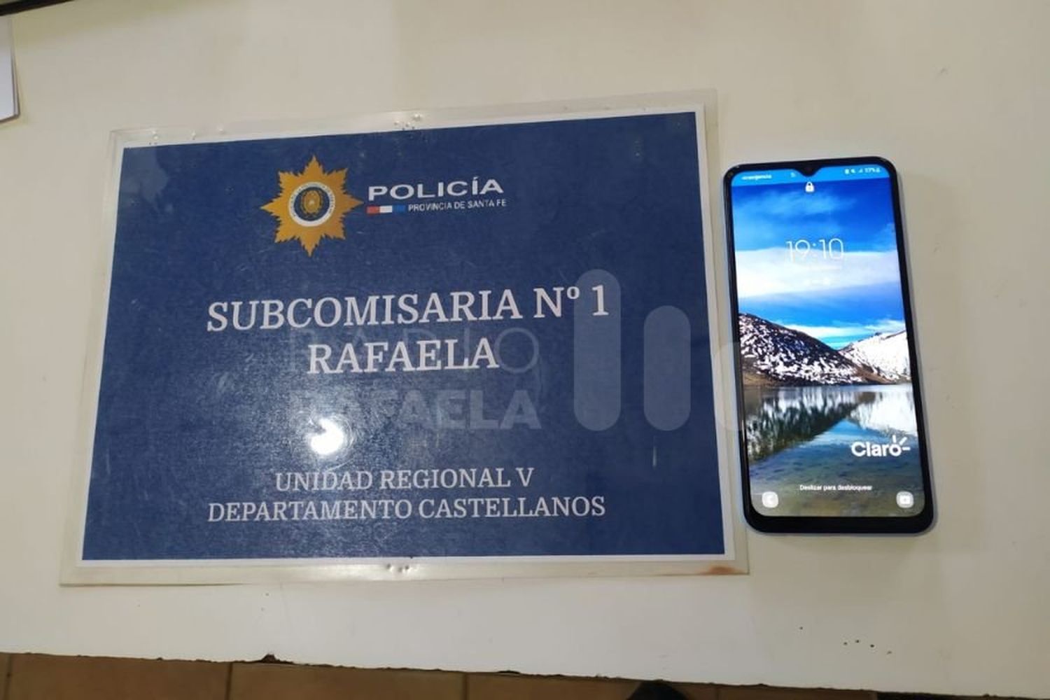Se distrajo por dos segundos y su ex pareja le robó el celular