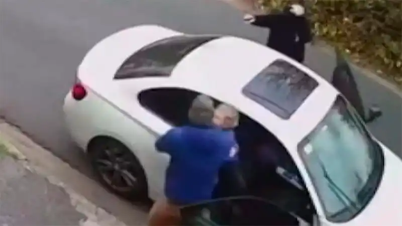 La desesperación de un padre para bajar a su hijo del auto durante un asalto