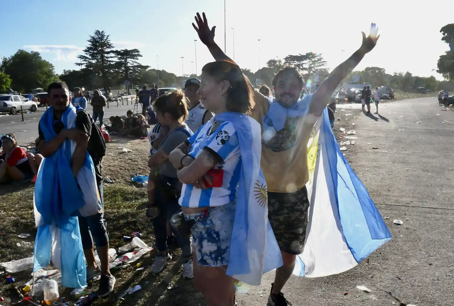 Miles de hinchas aguardan en Obelisco y predio de la AFA la partida de la caravana de la Selección