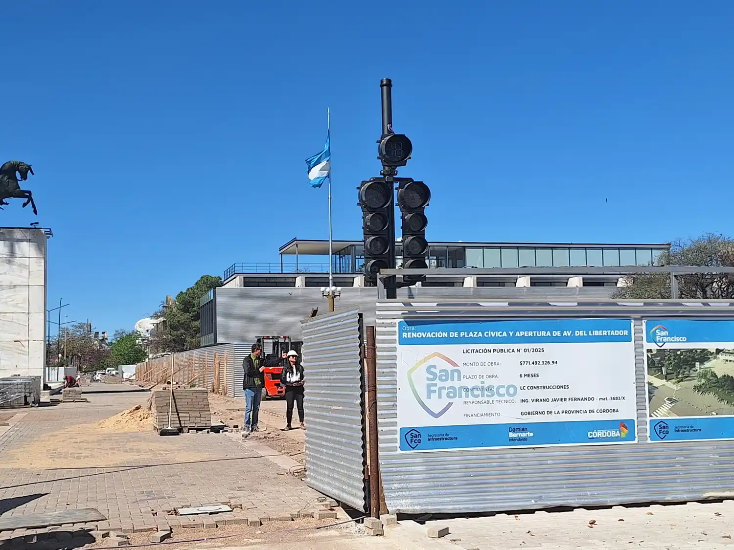 Instalaron nuevos semáforos en el Centro Cívico.