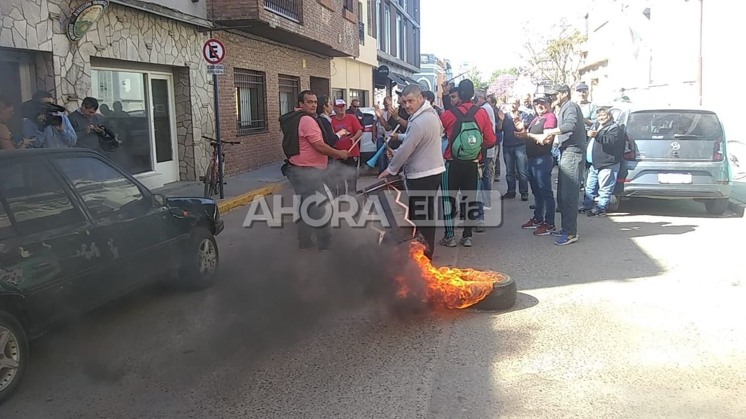 VIDEO: Fuerte manifestación de trabajadores municipales frente a la Secretaría de Trabajo