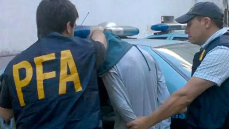 Operativo en Urquiza al Oeste: detuvieron a una pareja acusada de captar jóvenes para prostituirlas