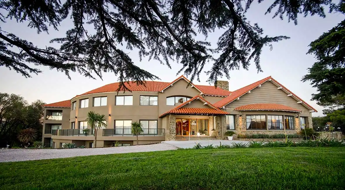 El nuevo Days Inn Sierra de la Ventana combina vistas al sistema de Ventania, confort y estándares internacionales.