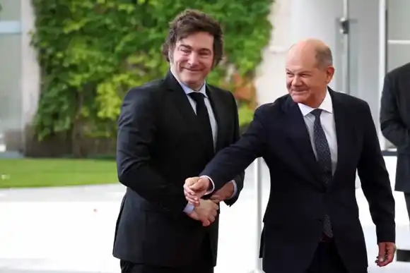 Milei en Europa: mantuvo un breve encuetro con Olaf Scholtz