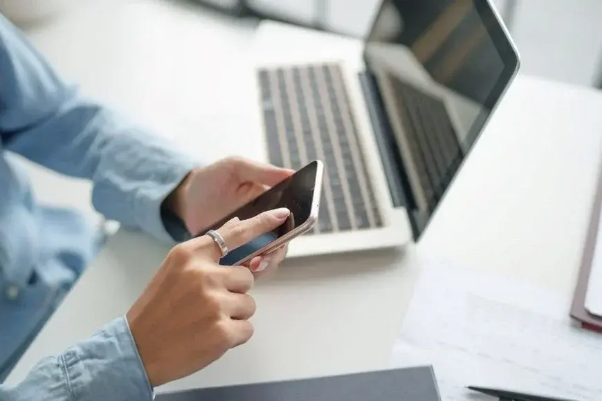 ¿El celular te escucha? La explicación detrás de esas publicidades que aparecen justo después de una conversación