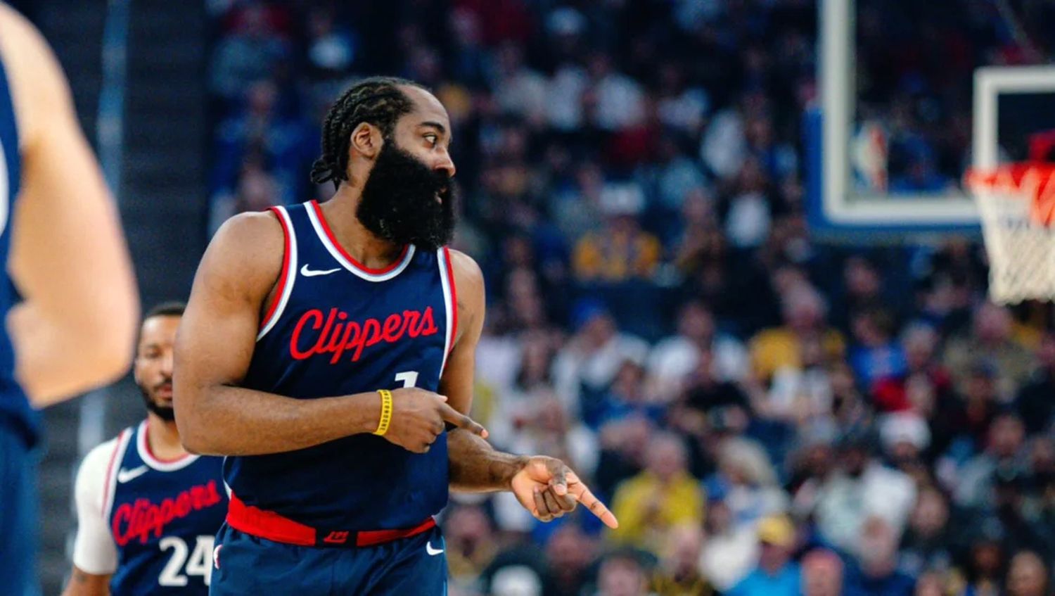 Notable goleo del "Barba" Harden para guiar directo a LA Clippers a playoffs. Foto: NBA.
