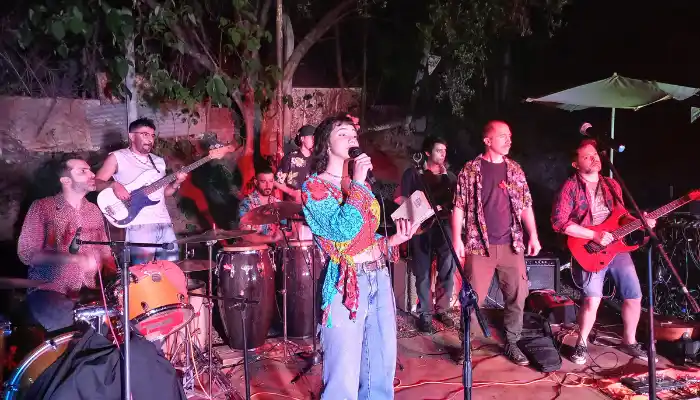 Los músicos utilizan el lenguaje de señas como recurso para improvisar.