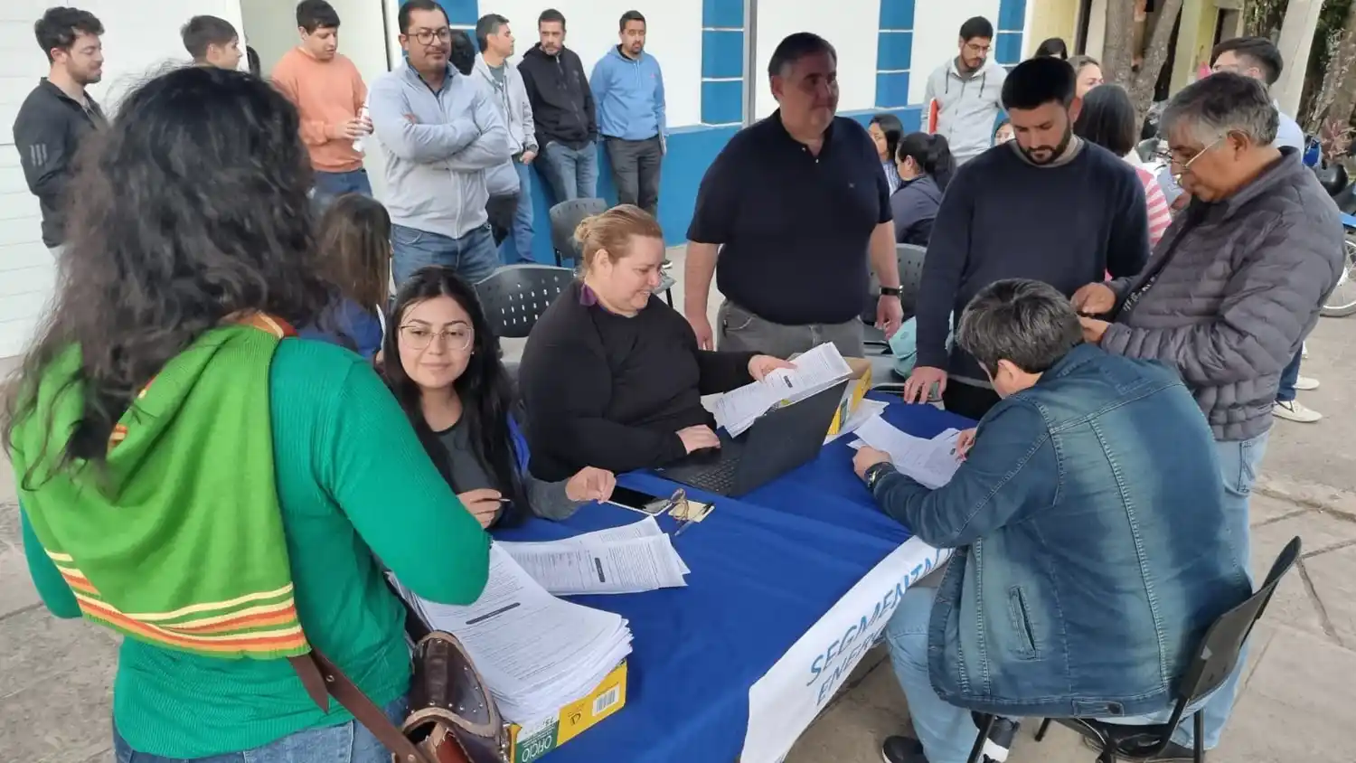 Militantes formoseños ayudan a los vecinos a inscribirse al RASE