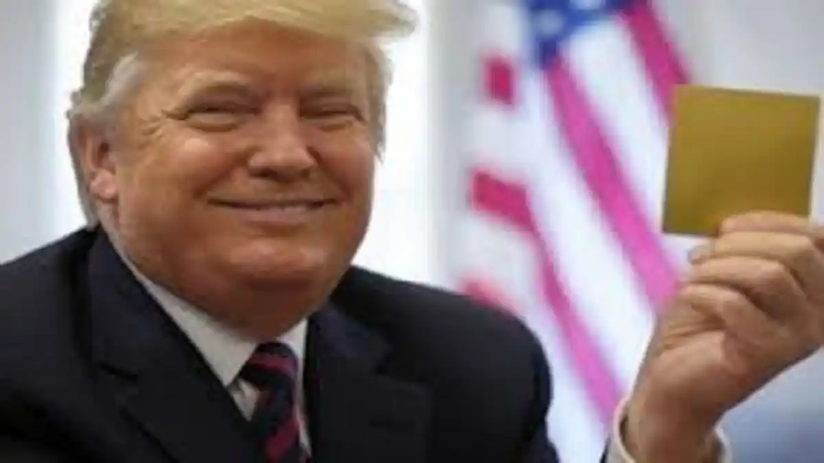 NUEVA de TRUMP: quiere vender la residencia permanente a millonarios: esto costarán las «tarjetas doradas»