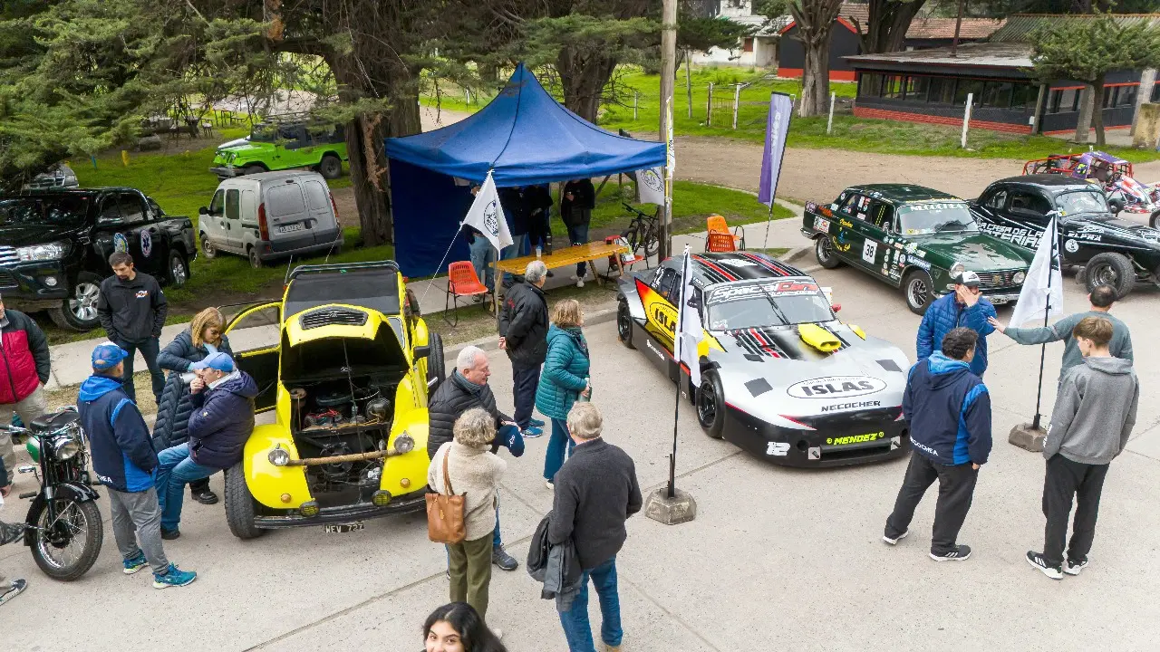 Gran interés generó la exposición de automóviles y motos en el Parque Miguel Lillo