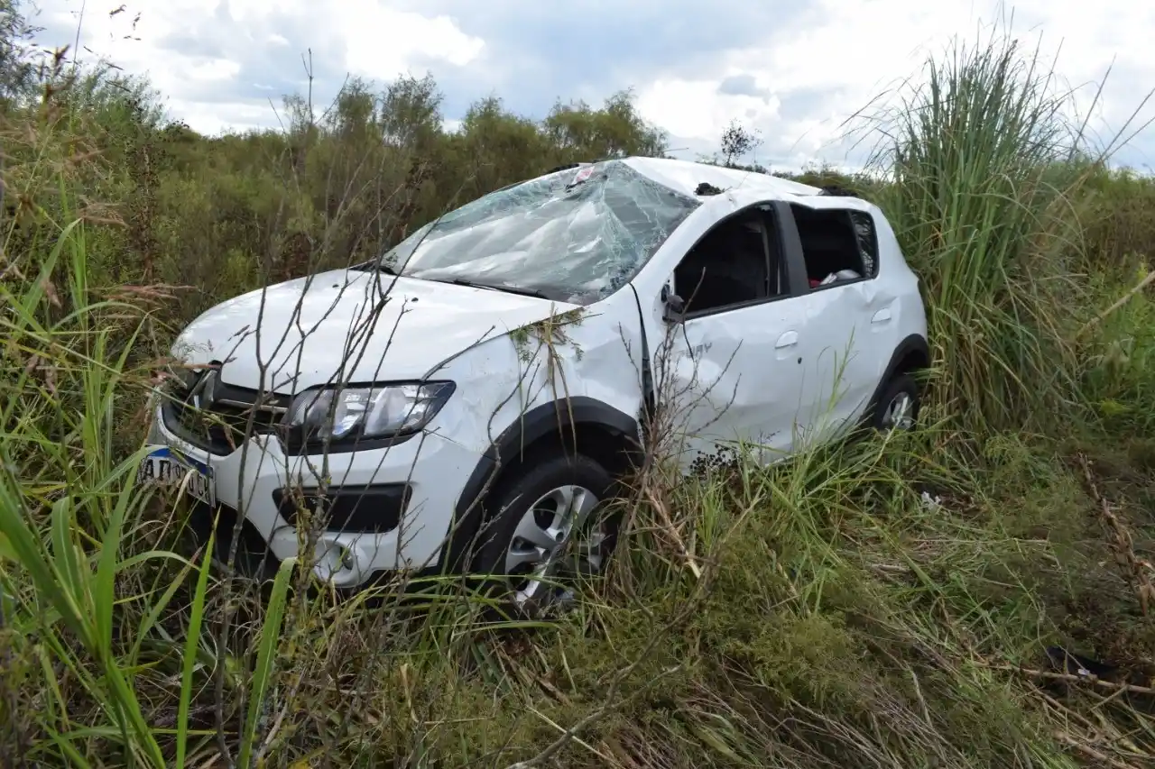 Una pareja de Gualeguaychú volcó en Ruta 20: fueron asistidos en Urdinarrain