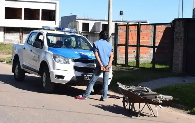 Gozaba de libertad condicional y robó una carretilla robada