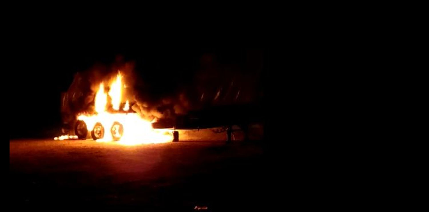 Se incendió un camión en una estación de servicios de Ruta 14