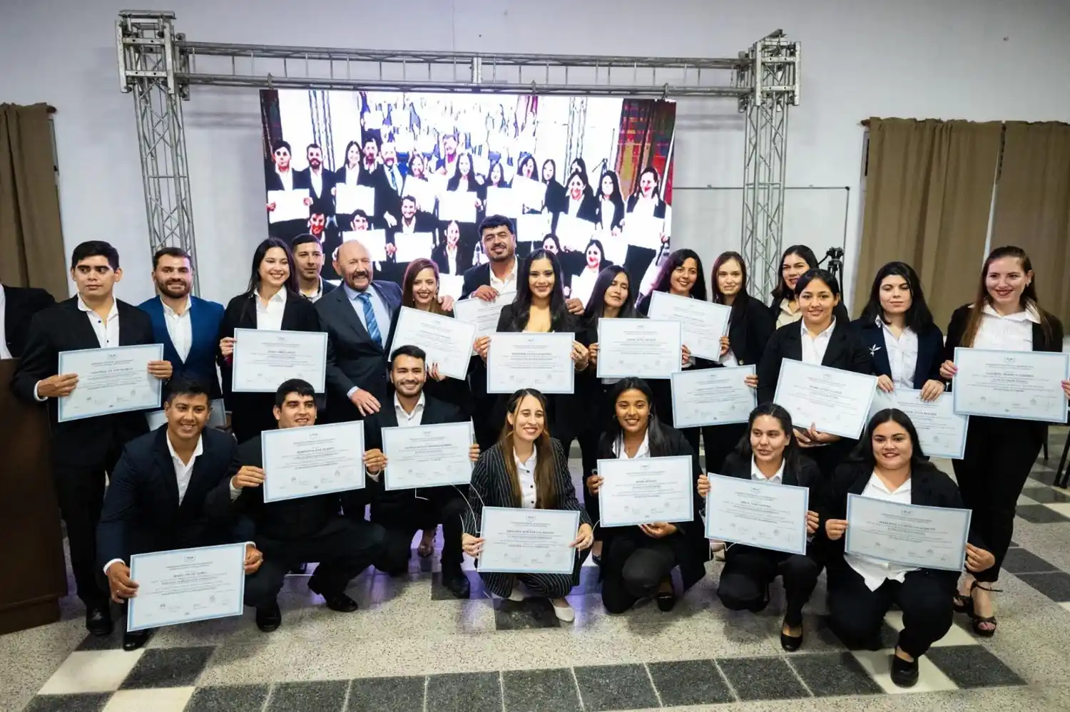 Nuevos profesionales egresan de la UPLaB con la presencia del Gobernador