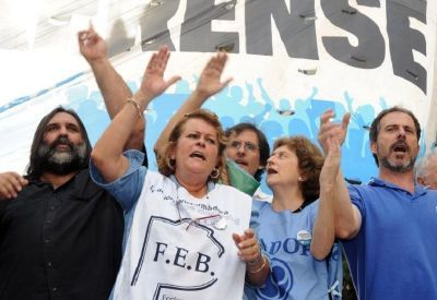 Docentes brindan conferencia para visibilizar el conflicto que mantienen con Vidal
