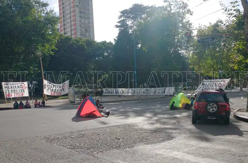 Acampe y corte en el centro: "No se entiende semejante reclamo, cuando tienen asistencia nacional y provincial"