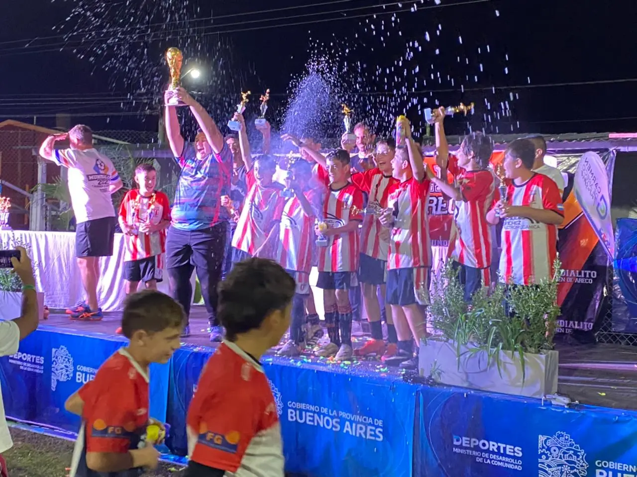 La 2010 de Paraná gritó campeón en el Mundialito de Carmen de Areco