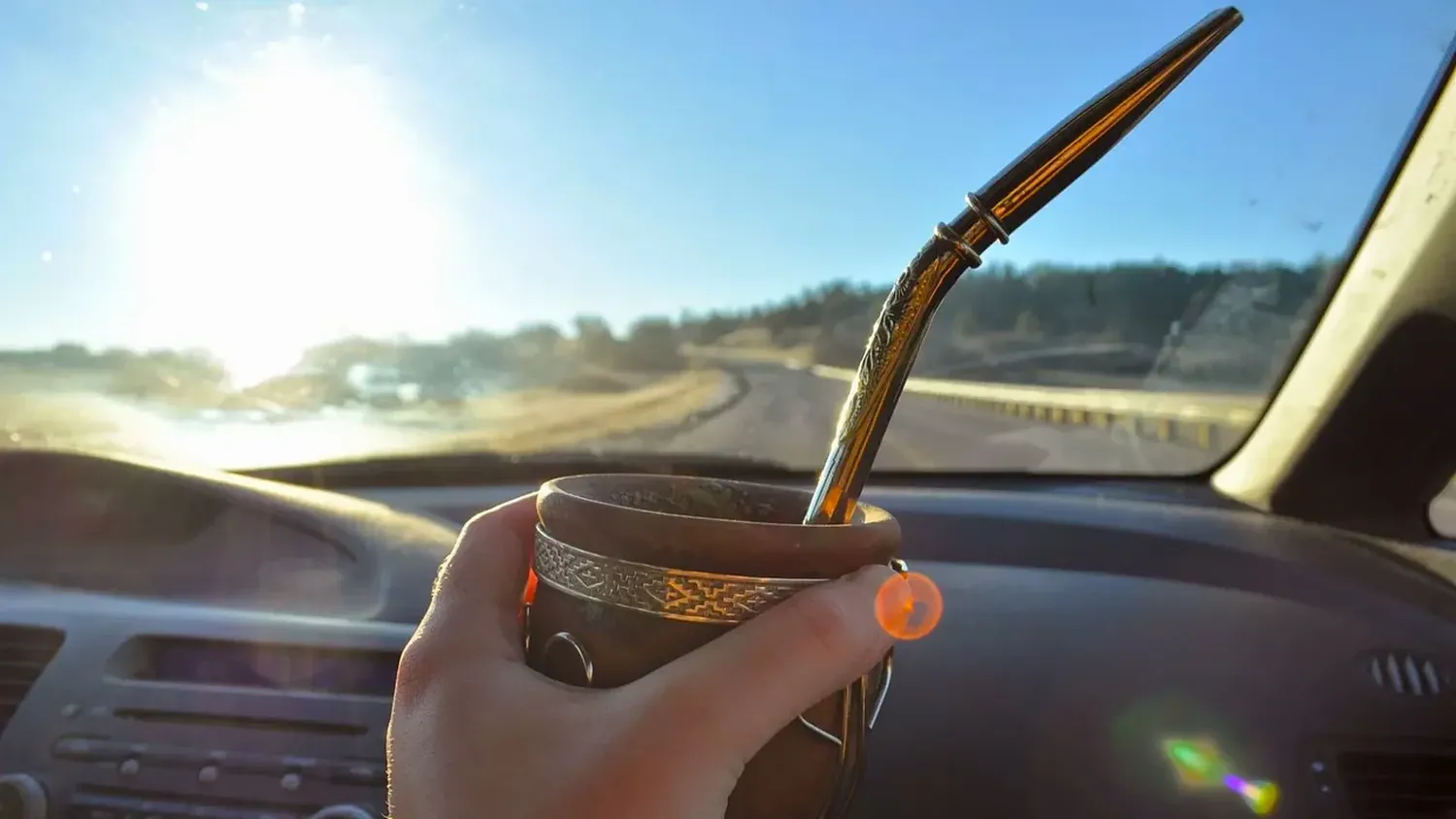 Una distracción el mate en la ruta