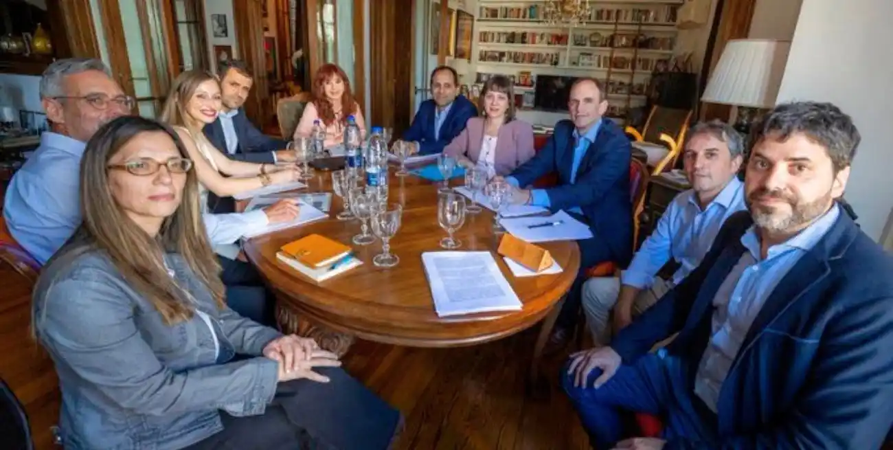 La foto difundida con nueve economistas que motivó la restricción.