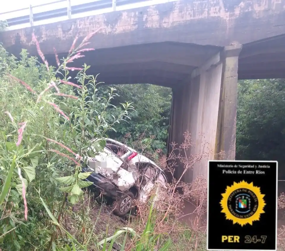 Despiste bajo la lluvia en la Ruta Provincial N° 11: una mujer fue auxiliada por la Policía