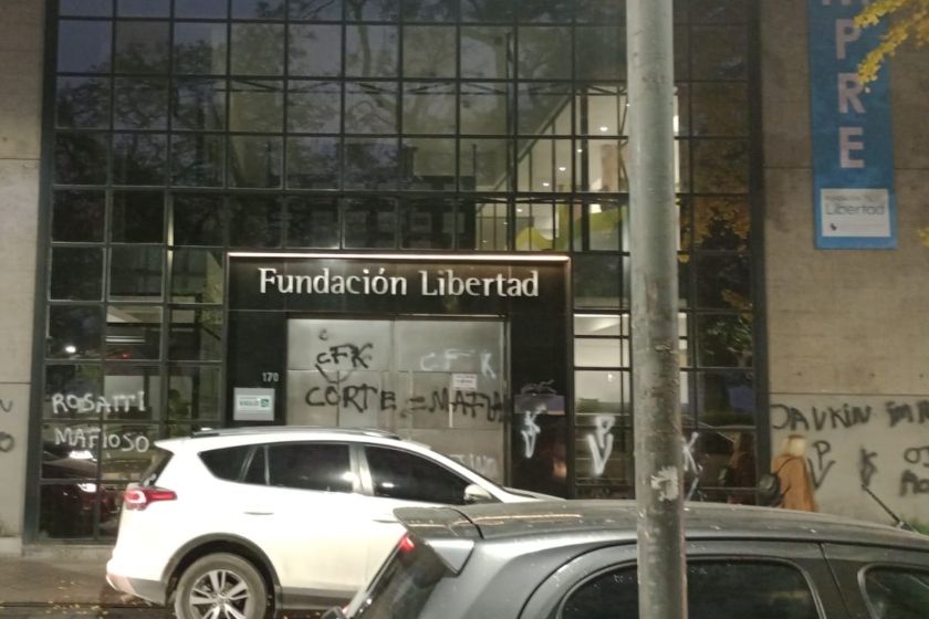 La sede de la Fundación Libertad amaneció con pintadas contra Pullaro, Javkin y el juez Rosatti