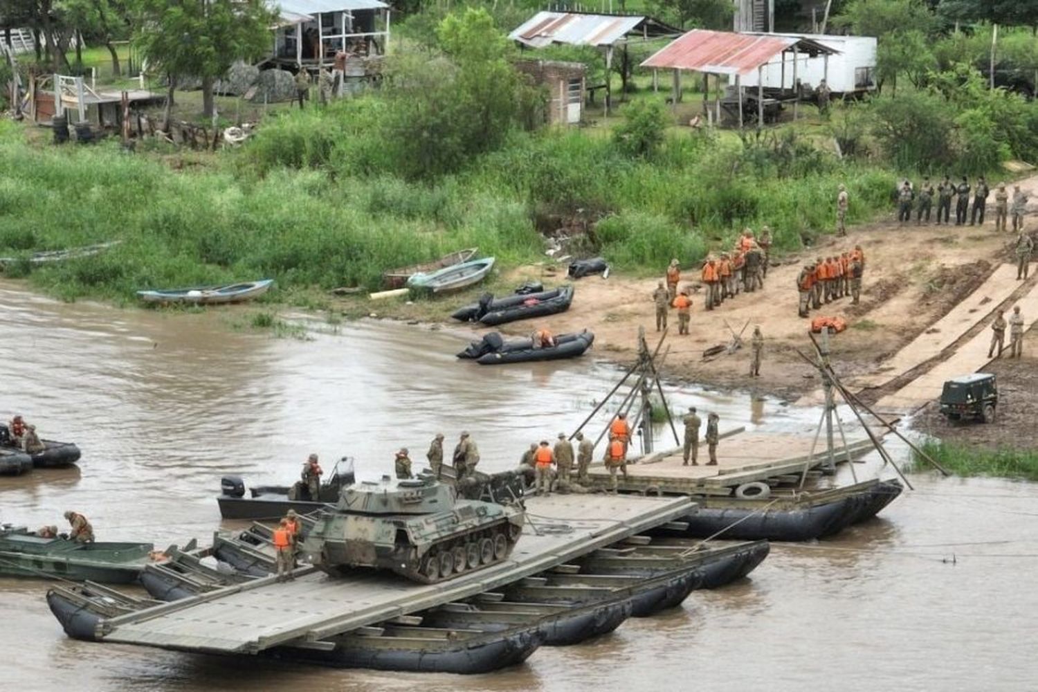 Un sargento desapareció en el Paraná cuando un bote chocó contra un obstáculo durante un ejercicio militar 