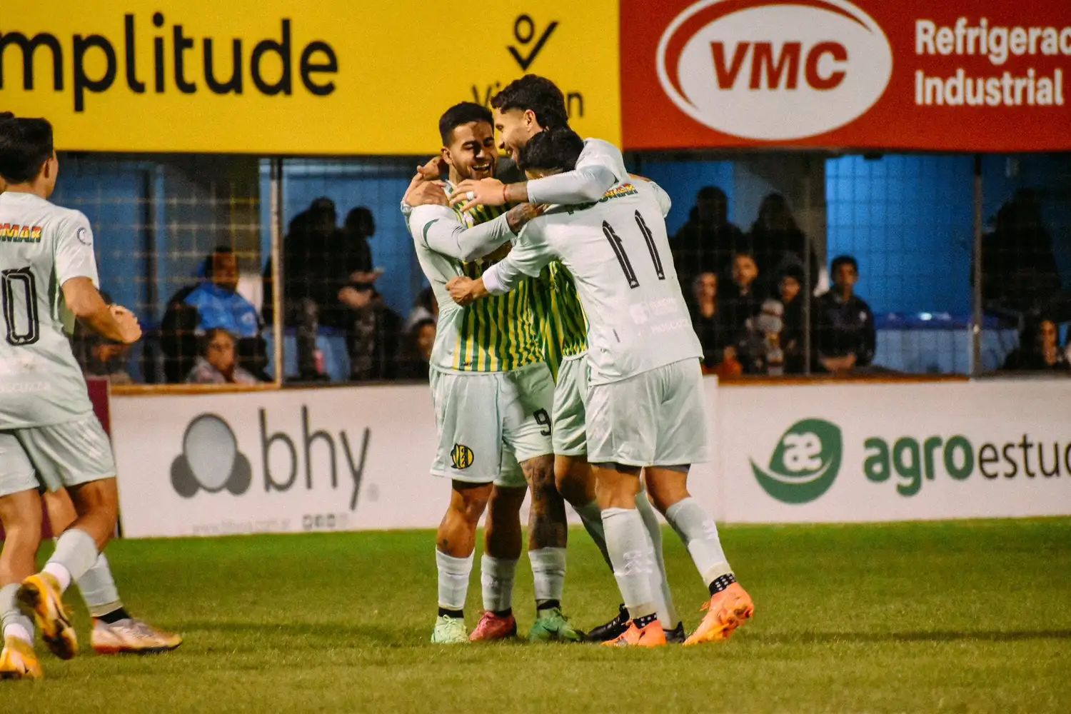 Aldosivi festeja el tanto de Agustín Colazo.