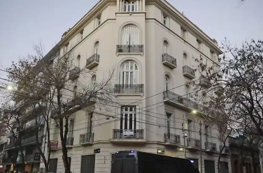 Desalojaron a los militantes que acampaban frente al departamento de Cristina Kirchner