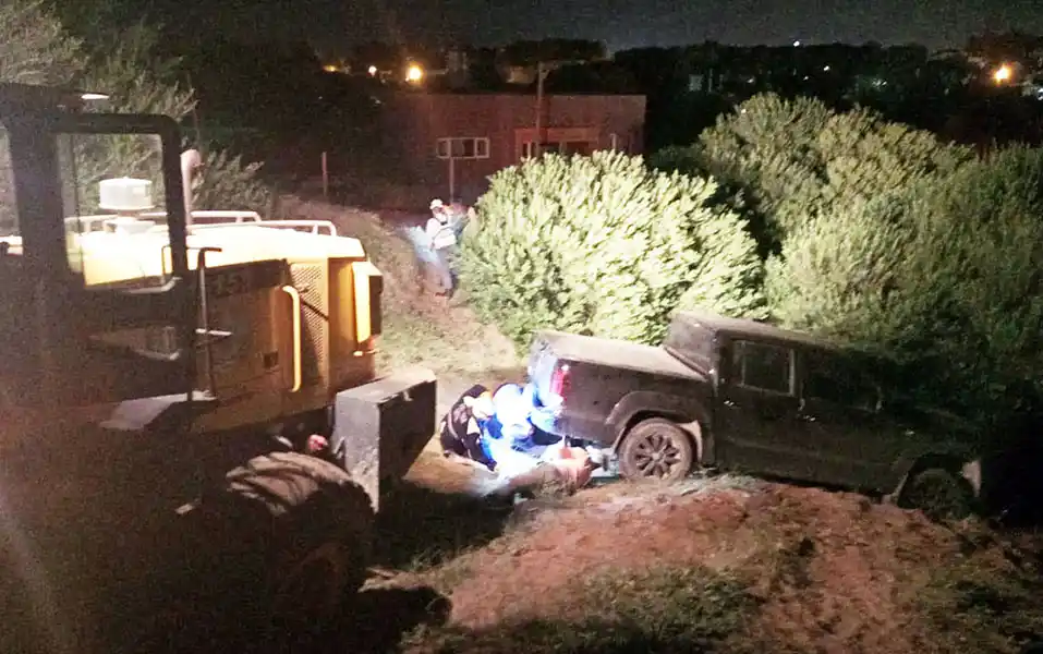 Rescataron una camioneta que quedó incrustada en un médano