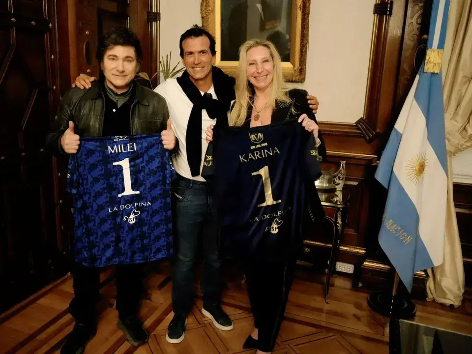 Adolfo Cambiaso junto a Javier Milei y su hermana Karina. El polista fue nombrado Embajador Extraordinario y Plenipotenciario para promover el deporte argentino y el polo en el exterior.Foto:Presidencia de la Nación