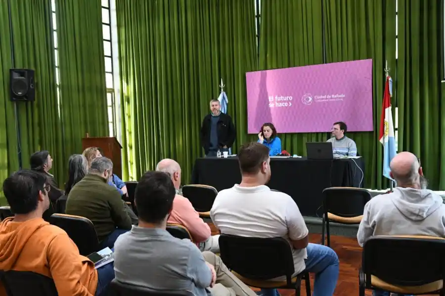 Capacitación sobre el uso del sistema de gestión integral de aplicaciones de fitosanitarios TOMASA, en el Salón Verde de la Municipalidad de Rafaela.