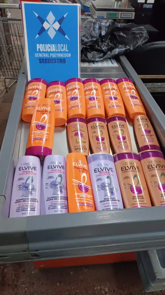 Un hombre intentó robar 17 envases de shampoo y acondicionador de un supermercado
