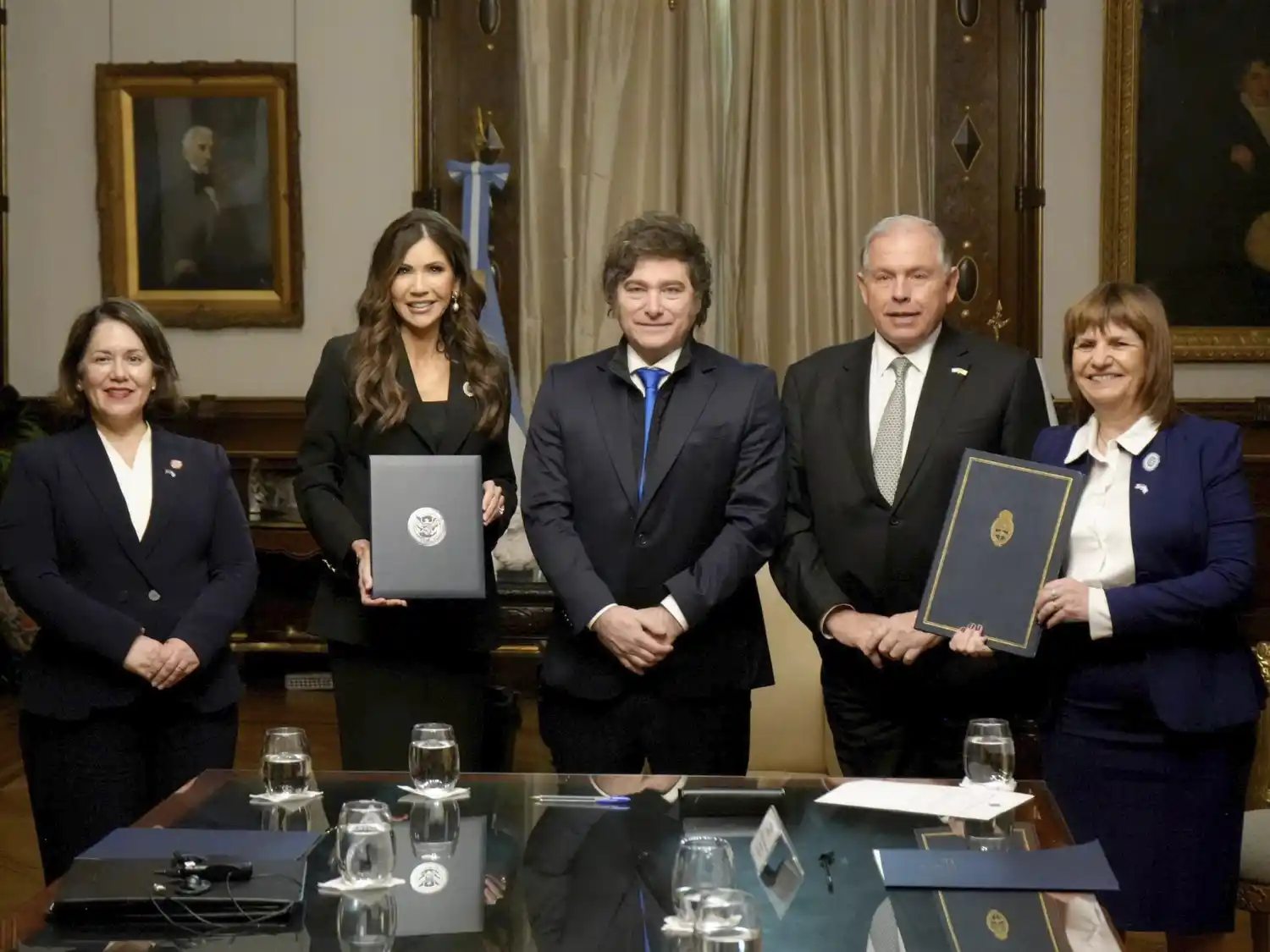 Junto a funcionarios, el presidente Milei recibió a la secretaria de Seguridad Nacional de EE. UU., Kristi Noem.