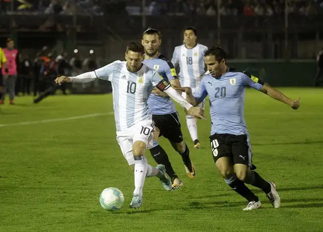 Uruguay y Argentina no pudieron romper el cero en el Centenario