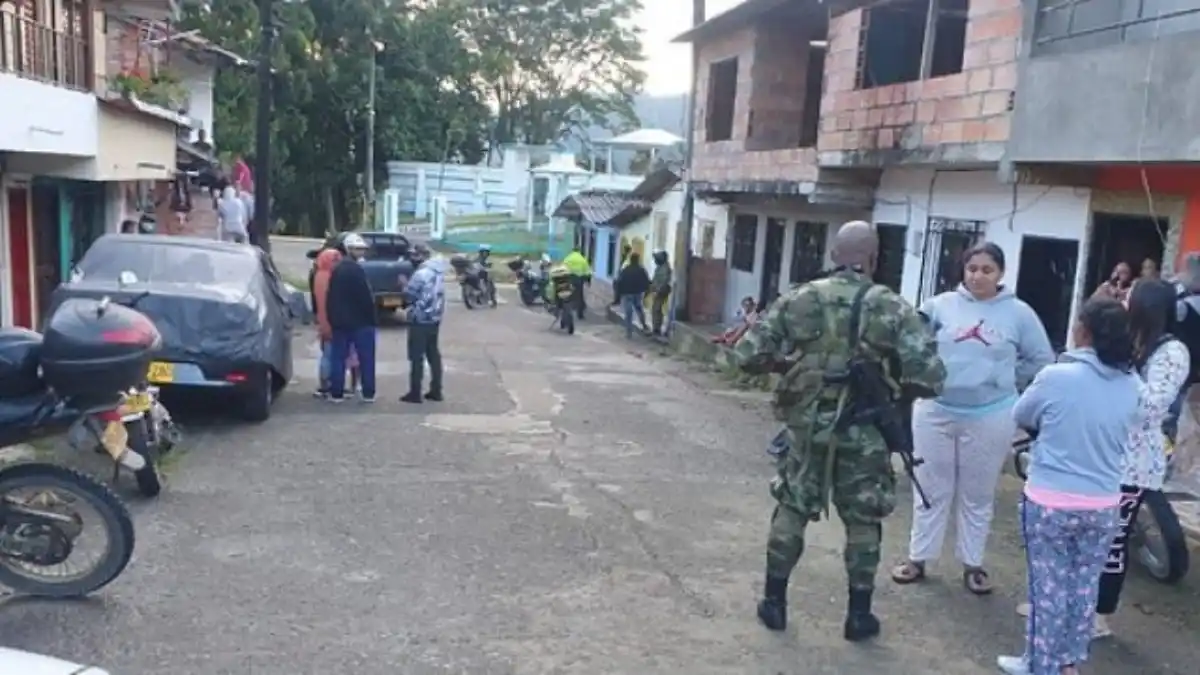 AL ESTILO RAMBO: dos hombres armados entraron a una vivienda en Antioquia y matan a dos personas y dejan un herido