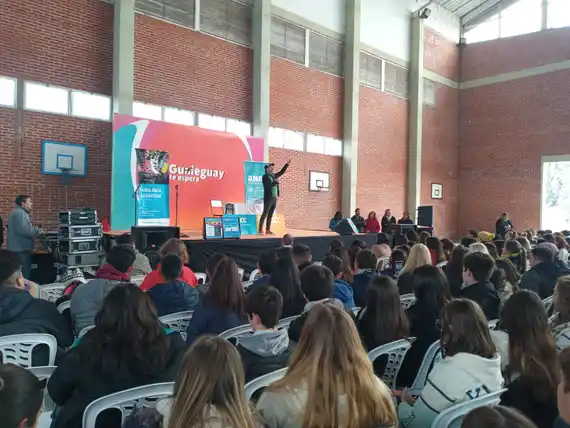 A salón lleno, Gastón Pauls brindó una charla sobre adicciones