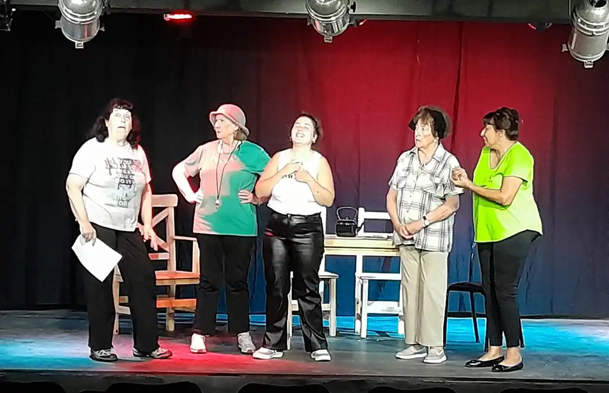 Sobre el escenario. El elenco que presenta la obra de teatro