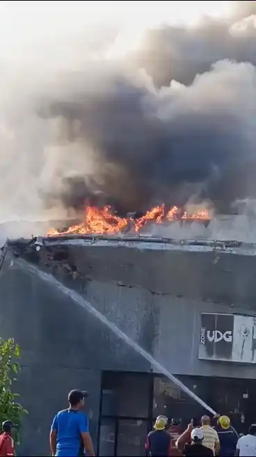INCENDIO EN PORLAMAR: antigua tienda ardió en llamas, reportan solo pérdidas materiales (+VIDEO)