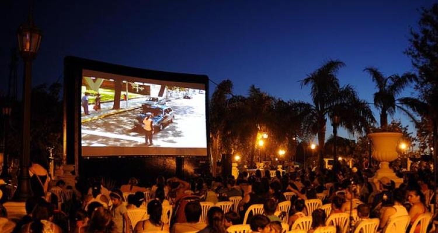 Por la Creciente, Cine Bajo las Estrellas en la plaza Belgrano