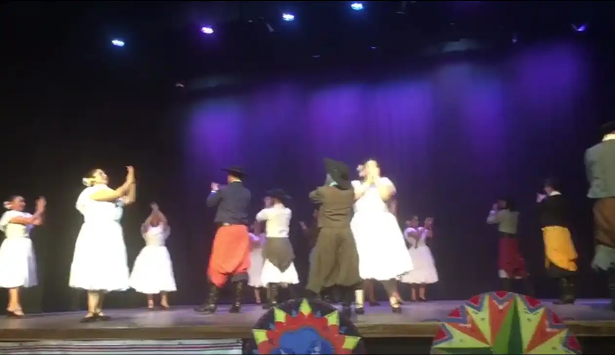 Cuatro crespenses integran el ballet Estilo Entrerriano participando del 8º Festival Internacional Raíces en Costa Rica