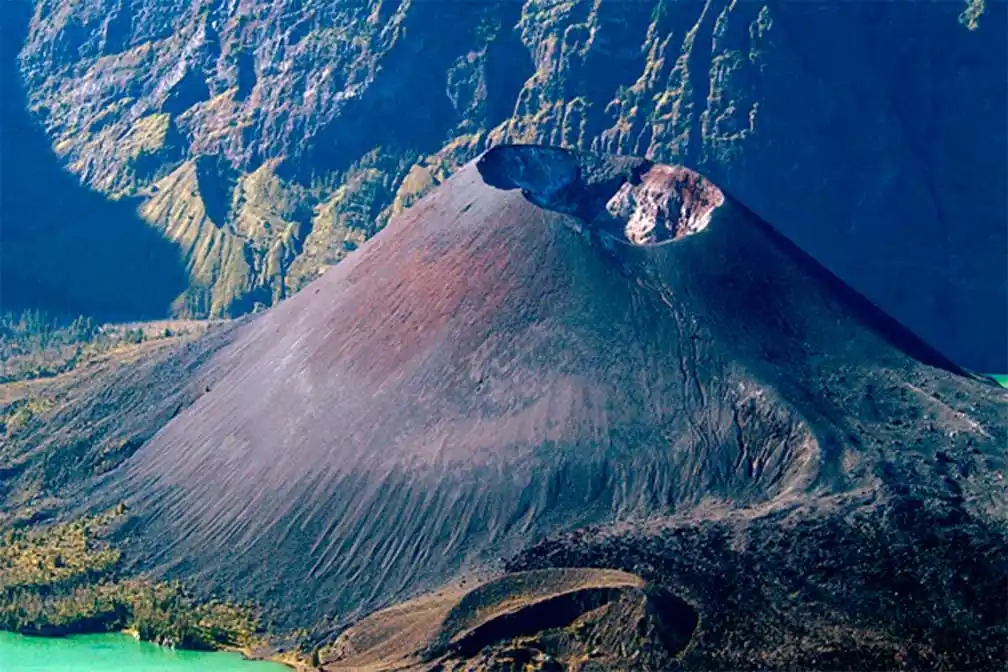 Un volcán en actividad alarma a Indonesia