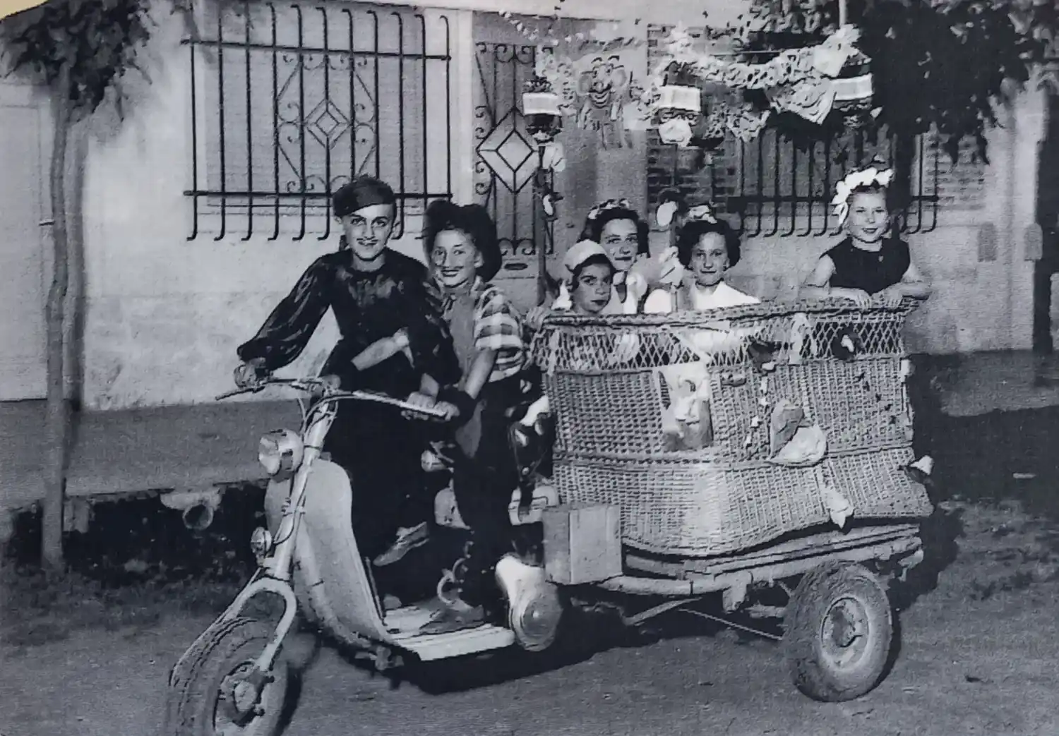 La moto taxi de Bogge Mosca con su hijo y varios niños, listos para el corso de 1956.