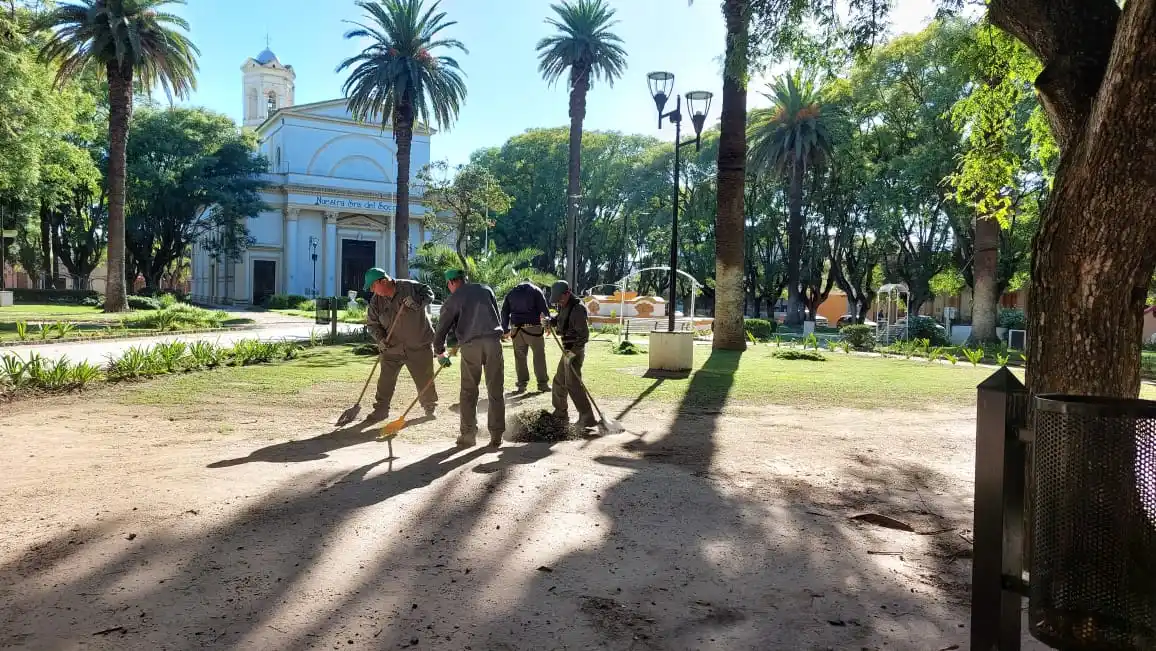 Trabajadores municipales en la plaza Constitución. Foto: archivo La Opinión.