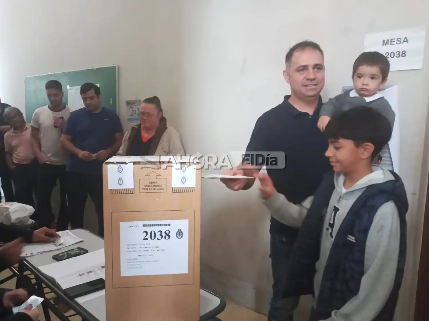 Mauricio Davico emitió su voto en el Colegio Nacional y aseguró que vive la jornada con tranquilidad