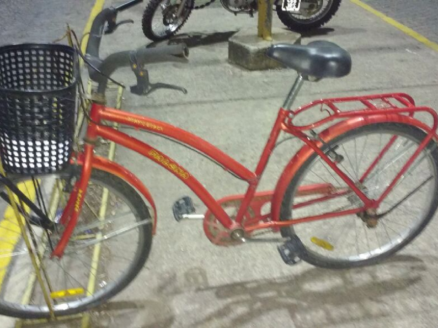 El misterio de la bicicleta roja frente al Banco Nación 