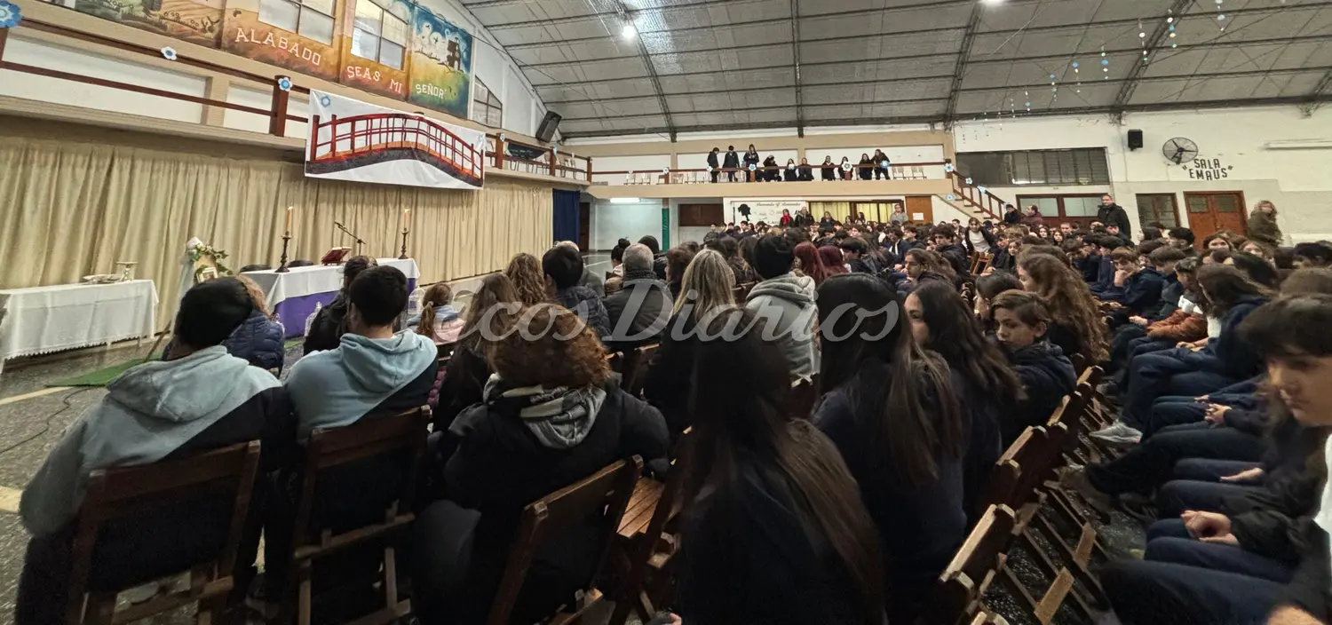 Ceremonia. Familiares y alumnos presenciaron la misa.