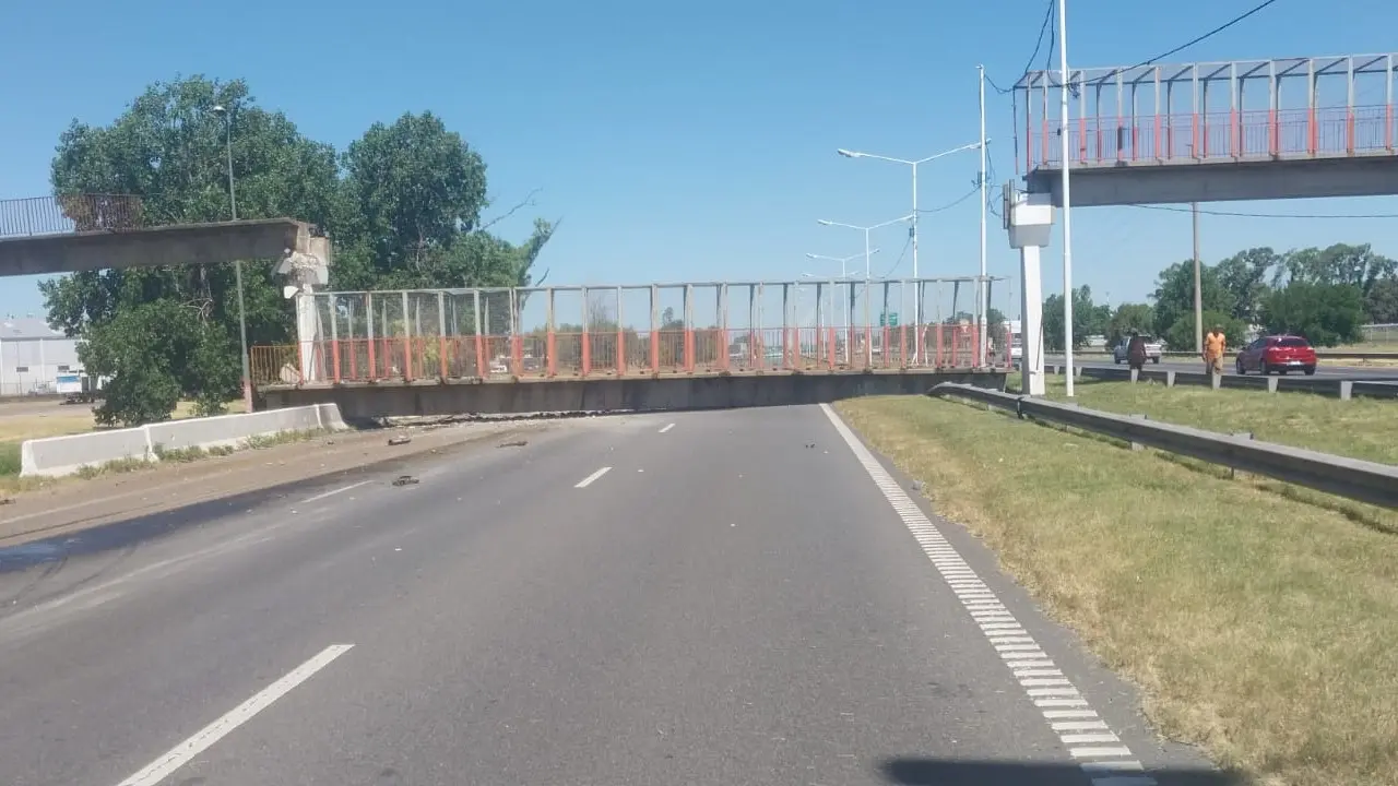 Un camión derribó el puente peatonal en avenida Circunvalación